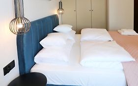 Falcon Apartment 5 Metro Sgh